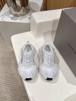 情侣款 女 男 Balenciaga巴黎世家登山鞋老爹鞋 情侣款 休闲这双鞋特点可以用三个关键词概括：复古，阔型，老爹鞋 配送专柜精美包装 面料：原版定制进口科