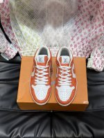 Louis *Uitto* X Nike联名低帮休闲运动鞋，采用头层牛皮拼接原版帆布精心制作，侧身联名印花Logo装饰，双色橡胶鞋底、后侧鞋口和鞋跟处均带有品牌
