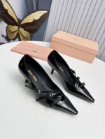 工厂 新款新品 Miu Miu 全新超美装饰搭配,时尚淑女气质十足 双色拼接 又不乏美艳色彩,外侧附带弹力象巾 上脚非常方便意大利引进的原版楦头是最新楦 出来形