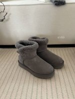 g . 卷毛一排扣雪地靴. 美拉德色女孩的梦中情靴～ 全手工制作头层牛反绒 内里泰迪羊卷毛 搭配超有秋冬氛围感 卷毛今年赢麻了 Size：35 40