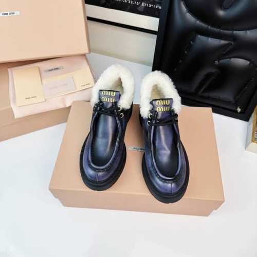 MiuMiu2024走秀款羊毛短靴冬日里的温暖之选！时尚与舒适的完美结合！ 柔软的羊毛内衬，给您带来极致的温暖和舒适。 厚底设计，不仅增加高度，更显时尚感。 无