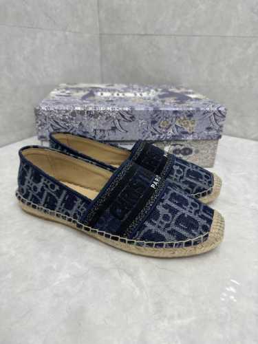 P250Dior Granville 麻底帆布鞋渔夫鞋 這款 Dior Granville 麻底帆布鞋展現經典藍色 Dior Oblique 主題圖案。此款式以