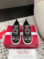 440 Roger Vivier 25 春夏 Rv 水钻厚底运动鞋 老爹鞋 休闲鞋以皮革拼镜面织物和网眼面料制成前面点缀迷你闪钻饰扣和珐琅花朵舒适又不失活泼，尽