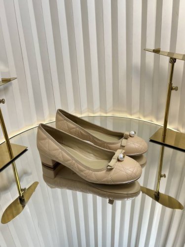 迪奥 Dior 2025春夏高定系列新款 Ballet 标志性电绣藤格纹低跟芭蕾舞女鞋 Cd字母Logo珍珠扣粗跟蝴蝶结凉鞋 材质 进口金属羊皮 环保藤格纹粗花