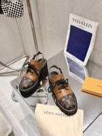 25ss新款 顶级版本LV Capri 取材双料面料，为鞋面的 LV 标识局部包覆皮革，呼应经典，超级百搭款，轻质鞋型结合皮革外底，兼具雅致外观和舒适体验。独家