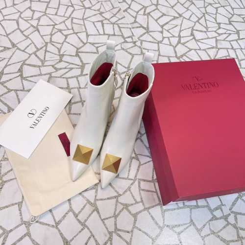 Valen*tino 华伦天奴ONE STUD系列短靴，创新与经典巧妙的结合在一起，绝绝子的百搭神器顶级品质 鞋面：进口小牛皮 内里：进口山羊皮 大底：意大利真