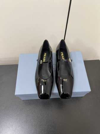PRADA 普拉达 25ss 春夏新款 平跟方头单鞋简单的设计大概就是它最让人喜欢的点 不是烂大街的那种 很有自己的品牌个性面料：进口小牛漆皮 内里：进口混种羊 - 点击图像关闭