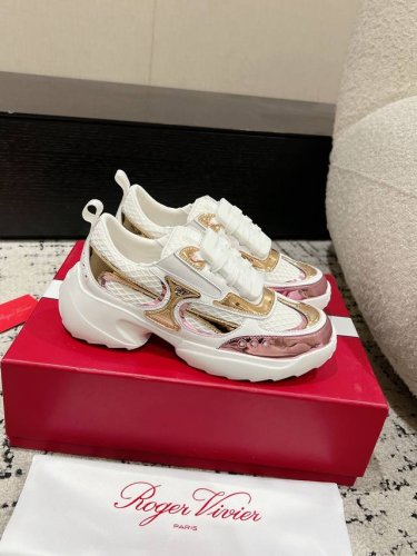 Roger Vivier 25 春夏 RV 水钻厚底运动鞋 老爹鞋休闲鞋以皮革拼镜面织物和网眼面料制成前面点缀迷你闪钻饰扣和珐琅花朵舒适又不失活泼，尽显松弛感面