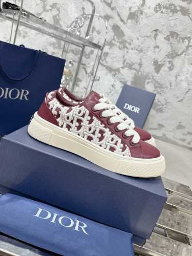 顶级版本P女 、男310 Dior 迪奥B33系列 情侣款休闲板鞋 原版购入开发做货 采用迪奥灰牛皮革精心制作，侧面饰以同色调 CD Diamond 图案帆布镶