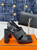 厂价 HermèS 爱马仕经典防水台H 粗跟高跟凉鞋 极约复古的设计 浓厚的异域风情 时髦感十足、随便上脚都很有腔调 简简单单的款式随便搭配一下高级感就很棒 百