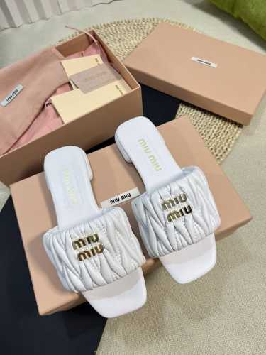 Miumiu 缪缪新款拖鞋 高品质闭眼入 超好穿搭 采用羊皮鞋面 人工缝线褶皱 羊皮垫脚内里更加柔软舒服 小字母五金Mlu Mlu 原版真皮大底 约1.5Cm