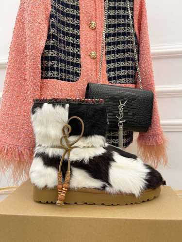 厂价 UGG 22ss新品厚底马毛缀饰串珠雪地靴 这无法抗拒的新时尚～今年的厚底系列真的是小个子的福音 轻便好穿，要温暖更要大长腿！显的腿超长，休闲又时髦，踩上