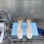 380 Prada P家春季新款漆皮高跟鞋 这款漆皮高跟鞋呈现柔美廓形，优雅的当代风格细节尽显活力。尖头露跟设计，搭配几何形鞋跟和皮革三角形徽标，轻薄填充塑造三