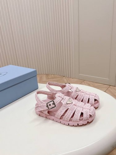 Prada 普拉达2024春夏新款凉鞋系列 经典三角扣猪笼编织平底凉鞋 环保编织pp面料 经典升级 复古舒适度与时髦度并存 圆头设计搭配不同风格需求 鞋面：原版