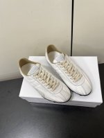 MaisonMargiela MM6德训休闲鞋鬼才设计师品牌，一个轻奢品牌上脚很百搭哦，也很随脚舒适，这一款德国训练鞋延续了经典的T形真皮拼接设计，经过设计团队