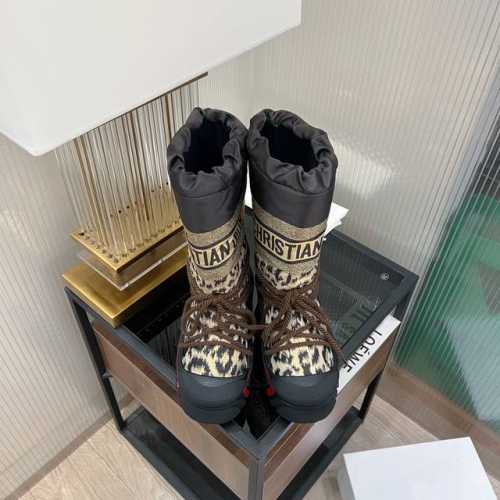 DIOR迪奥 D家秋冬新品 专柜最新走秀款雪地靴鞋系列 秋冬最新王炸款 雪地靴 胖墩墩的 好看可爱到爆炸 →_→来自 DiorAlps 限定系列，别具一格。闪亮
