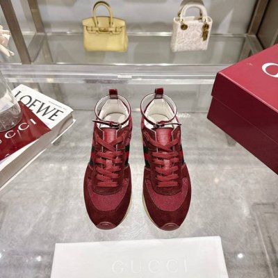 2025动感单品轻盈且灵活的外底经过特殊处理洋溢着浓郁的复古风情可拆卸可调节踝部绑带。鞋舌饰以高频压花工艺打造的3D立体Gucci字样标识织物衬里舒适透气超轻抽