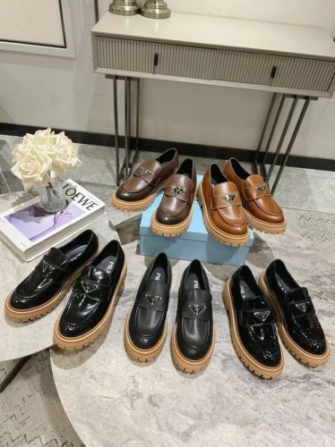 工厂p批 prada* Wa 秋冬新款厚底乐福鞋 这款皮革乐福鞋采用厚实鞋底 匠制细节与当代元素增添活力 以全新时尚语言诠释经典 涂珐琅三角形金属徽标 高度55