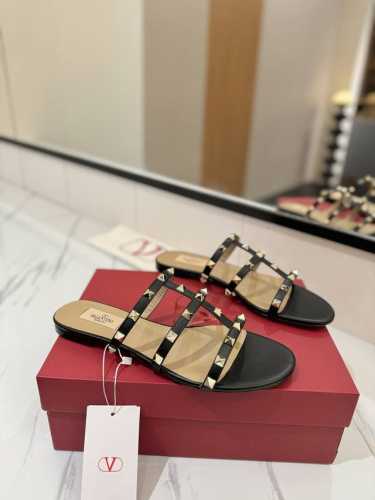 出厂价： Valentino 华伦天奴铆钉 VT经典平底拖鞋，顶级复刻！侧身弧线完美，原版开模定制不生锈铆钉 特别有质感的五金衬托出满满的高级感，带给您正品级的