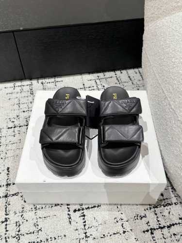 顶级版本PRADA 25 普拉达 厚底魔术贴两带凉鞋 半拖厚底魔术贴凉鞋 酷感当道 这双魔术贴凉鞋必须C位 绗缝皮革质感上乘 利落搭带设计 不仅是行走的时尚单品