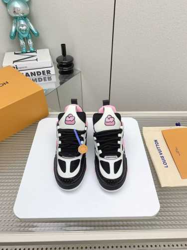 出厂530 高版本 Lv 新款 Skate运动鞋不一样的风格 全真皮面幸运四叶草 胖胖呼呼的格调 创意重塑上世纪1990年代风范 这款鞋 上脚非常时尚经典又有稍