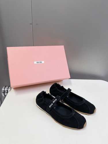 Miumiu缪缪春夏最新走秀款玛丽珍休闲鞋 运动小白鞋 国内外博主刷爆的一款，小红书种草系列，复古又时髦上脚美炸了 简约的运动板鞋设计，极具辨识度的鞋舌，打造佛