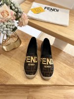 女款 p男款 Fendi 男女同款 麻底渔夫鞋采用 FF 提花面料制成，带有光滑的皮革边缘和对比色 FENDI ROMA 徽标刺绣。 皮革衬里 编织绳底 鞋跟下