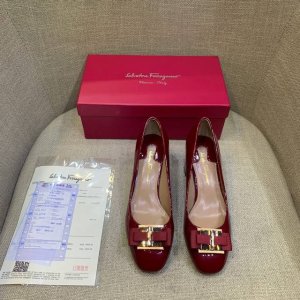 橙子出厂价 Ferragamo 菲拉格慕 蝴蝶结圆头漆皮粗跟单鞋 浅口高跟女鞋 码数：34-42