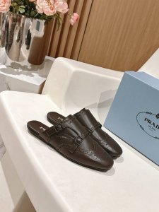半拖 单鞋 男装10 PRADA普拉达春夏走秀款复古布洛克情侣款半拖单鞋走秀款 复古感时髦满满 随意百搭 时尚休闲 独到味道 人人都爱也轻松驾驭 每年都会爆.足
