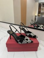 出厂价： Valentino 华伦天奴推出全新烫钻系列，烫钻款Vlogo后系带高跟鞋尖头V扣凉鞋。上脚非常修脚型 重点是很好非常好驾驭 不磨脚不累脚 行走神器！