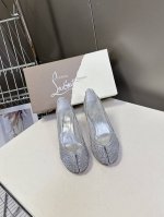 Cl 红底鞋X Maison Margiela 分趾联名款高跟鞋 Maison Margiela 与 Christian Louboutin 推出首个联名鞋履系