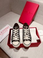 valentino 春夏新款火爆V字Logo休闲鞋，鞋面利用丝柔般柔软的材料与厚实挺阔的帆布底无缝混制，生动的呈现出Valentino家经典“V”字图案Logo