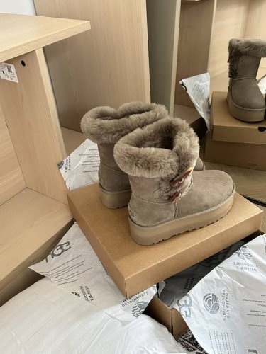 UGG P: Size：女码35-40 UGG2024最新复古 厚底2粒牛角扣雪地靴高筒 鞋面材质，采用隆丰羊皮毛一体。质感细腻亲肤透气。 鞋底设计，EVA 轻