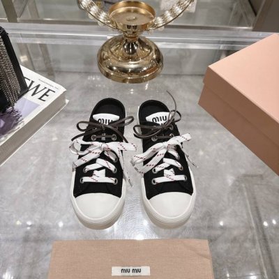 出厂 单鞋 小短靴 Miu Miu 缪缪 25Ss春夏新款 复古 休闲鞋 本季Miu Miu延续了该风格推出了专属款，整体鞋型线条简约＋轻薄鞋底设计，配色大胆时