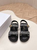 高版本 2025 迪奥最新火爆凉鞋 经典升级魔术贴凉拖鞋 原版复刻 超耐看超百搭款 上脚非常舒适 显瘦又显白 鞋面原版牛皮 羊皮里 原版D五金扣 原版开模Tpu