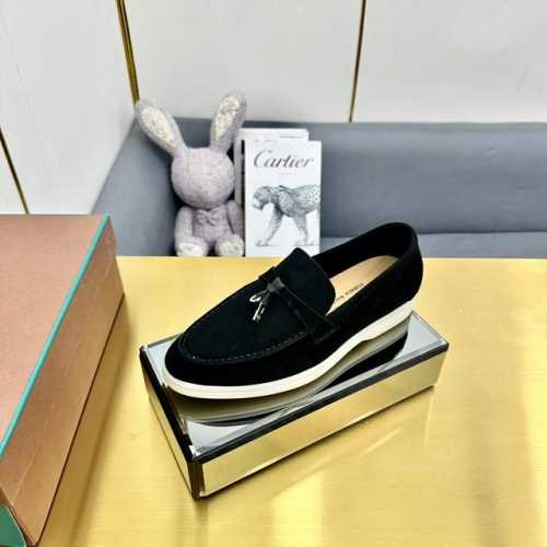 LP诺悠翩雅 Loro Piana 拖鞋 LP Summer Charms Slipper 拖鞋，这款绒面羊皮革拖鞋配有Loro Piana My Charms