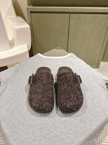 罗意威LOEWE最新英伦风潮酷系列专柜同步新品穆勒拖喜欢这种风格的小仙女必须要入手哦！鞋面采用进口呢绒面料，内里混种羊皮，意大利真皮大底！上脚非常舒适 大头的设