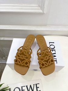 Loewe 罗意威 2025春夏新品 petal Anagram镂空小猫跟拖鞋 loewe作为这两年最受欢迎的设计师牌 设计简单 细节巧妙 清新脱俗 不想满大街