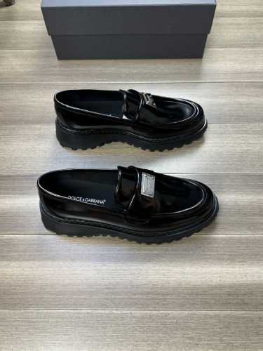 Dolce & Gabba** 杜嘉** -高端品质 原单 -鞋面：进口漆面小牛皮、手工串缝马克线、品牌金属扣件横担 -内里：水染牛皮 -大底：超轻耐磨绒 橡胶