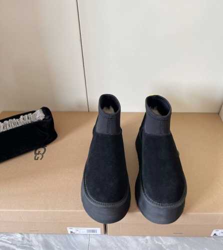 UGG最新秋冬mini厚底弹力新款羊毛靴 材质采用进口皮毛一体 原版防滑橡胶大底！上脚舒适保暖 .款式时髦百搭潮人冬季必备款 颜色：黑色、栗色、灰色 高度：5c
