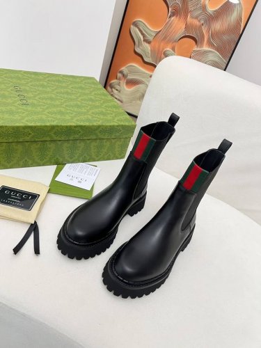 出厂价pp： 女装女鞋 运动原单 2025最新版古琦Gucci百搭马丁靴，方便穿脱一脚蹬‘品牌织带拼色搭配 跟高：5Cm 面料：牛皮 开边珠 内里 垫脚：黑色牛