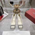 出厂 Rogervivi2025春夏新款Rv女鞋Bellvivier系列丝缎高跟单鞋. 本款单鞋以丝缎匠艺制成. 辉映品牌水钻.方扣美学亭亭而立. 尽显维维亚优