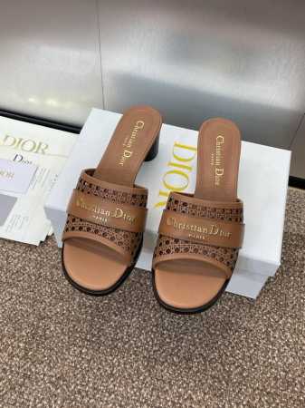 工厂p价p 迪奥 Dior 2025 春夏新款 D-Lane 果冻色镂空粗跟女鞋 Cd字母Logo五金扣低跟圆头露趾凉拖鞋 市面顶级版本 材质:鞋面进口小牛皮+ - 点击图像关闭