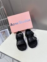 Acne Studios 春夏最新款厚底凉鞋 超多网红时装博主种草 夏天必备凉鞋 简约的设计 鞋面Logo压印 无不彰显品牌调调 发泡大底超级轻 上脚非常舒适