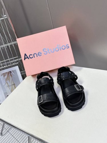 Acne Studios 春夏最新款厚底凉鞋 超多网红时装博主种草 夏天必备凉鞋 简约的设计 鞋面Logo压印 无不彰显品牌调调 发泡大底超级轻 上脚非常舒适