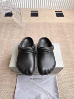 Balenciaga 巴黎世家新款拖鞋 一款火遍Ins 小红书各大平台的拖鞋 采用高科技材料 模具一体成型 既轻便 又耐磨 还防水 v码数 35 42
