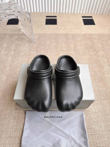Balenciaga 巴黎世家新款拖鞋 一款火遍Ins 小红书各大平台的拖鞋 采用高科技材料 模具一体成型 既轻便 又耐磨 还防水 v码数 35 42
