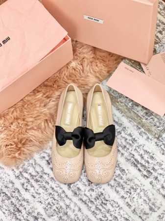 Miu Miu 缪缪 25 早春新品 专柜主打最新走秀款 蝴蝶结复古玛丽珍粗跟单鞋火爆上新！ 缪家高货 顶级工艺打造精品质感 无敌舒适 超高品质的法式小仙女皮鞋 - 点击图像关闭
