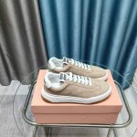 出厂价Pp格:360 Miu Miu 缪缪2025新款休闲小白鞋，各大品牌中脱颖而出的四季鞋颜值担当火爆款脏脏鞋，不得不入的一款～做旧时尚，简约高级 随意搭配上