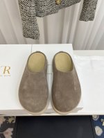 the Row 25新款厚底包头拖 勃肯拖 复古味随意搭配都好看 一贯极简风格 没有任何Logo点缀 简单即是高级 这款绝对是时髦女性的必备单品 鞋面：牛反绒